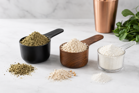 Pudre de proteină vegetală în trei recipiente, pentru comparația dintre izolat și concentrat proteic